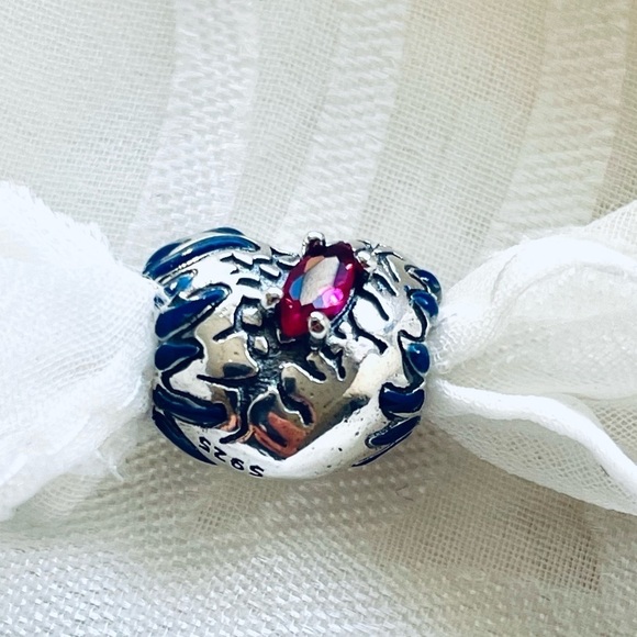 💖 NWOT Glow-in-the-Dark Heart Charm – Stranger Things ✨ - Picture 4 of 16